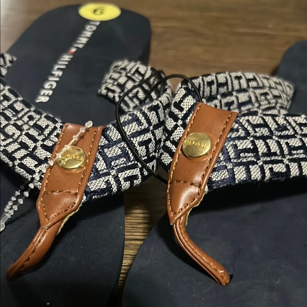 New Tommy Hilfiger Black Flip Flops - Picture 3 of 4